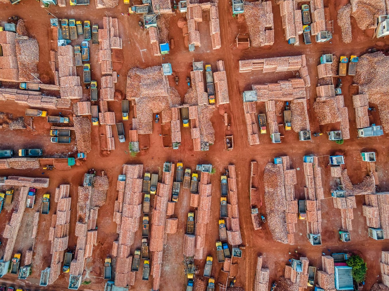 Caminhão carregado com tijolos cerâmicos para transporte