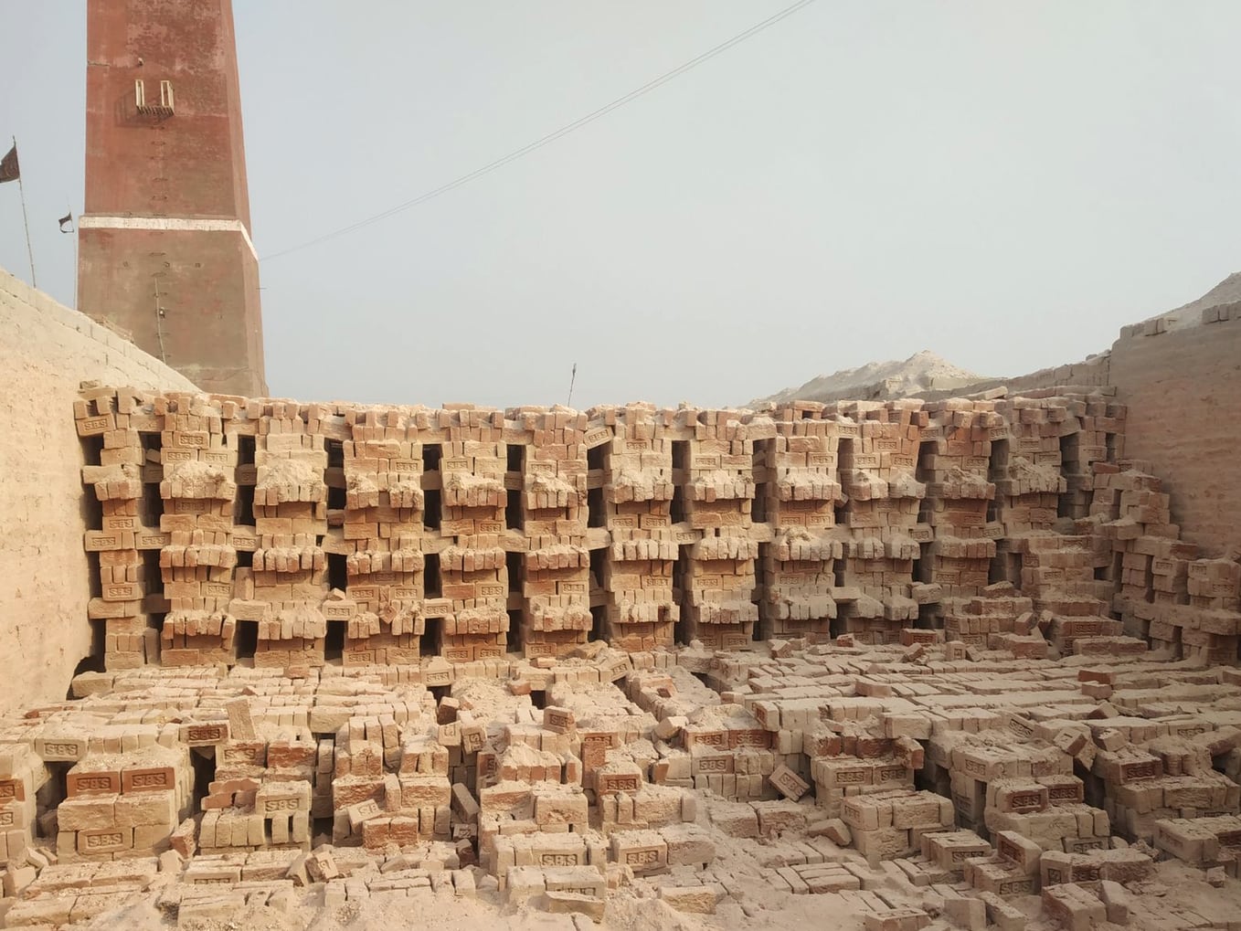 Interior de olaria com forno de queima de cerâmica
